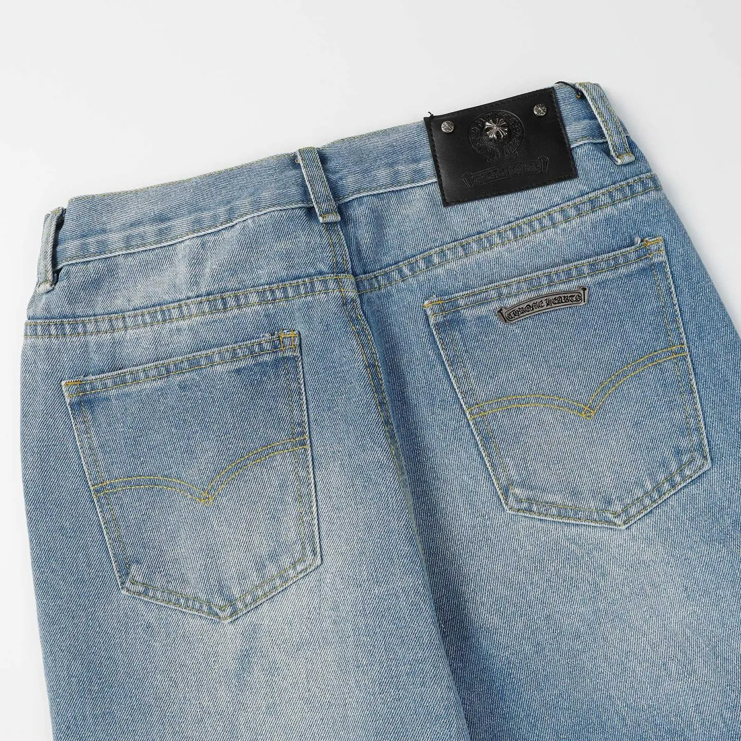 KE955 P280 The only correct leather label version on the market Chrome Hearts CH Dept.Aspen limited edition flared jeans Top ceiling quality 100% correct version The correct version is here!  Believe me this must be the best quality you will ever come across! ! Excellent value for money! !  Styles with different washes and textures are very friendly to people with thin legs and thick legs. The straight version is very flattering to the shape of the legs. The moderate length is timeless and easy to match. It is the basis of various styles and a must-have in the wardrobe! ! Add a little stacking to make the atmosphere easy to control. The fabric is stiff but the upper body is soft without losing texture. The sides and cuffs of some styles have a bone-wash effect. It’s really hard not to love it!  ✅Correctly customize the Croxin metal leather label on the back panel. It is definitely not sold directly with the cross on the finished jeans. 1:1 copying strives for excellence and the details are perfectly grasped. ✅The cross leather label is clear and smooth. Exquisite turning top craftsmanship. ✅Buttons, zippers and hardware are all customized versions of the Croxin LOGO. ✅High-cost washing process. Size: 28 30 32 34 36